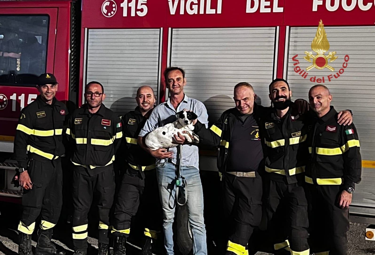 Cagliari, cane finisce in una tubatura: salvato dai vigili del fuoco