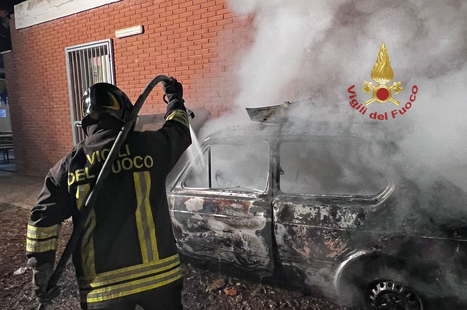 Auto in fiamme a Decimomannu, intervento dei vigili del fuoco nella notte