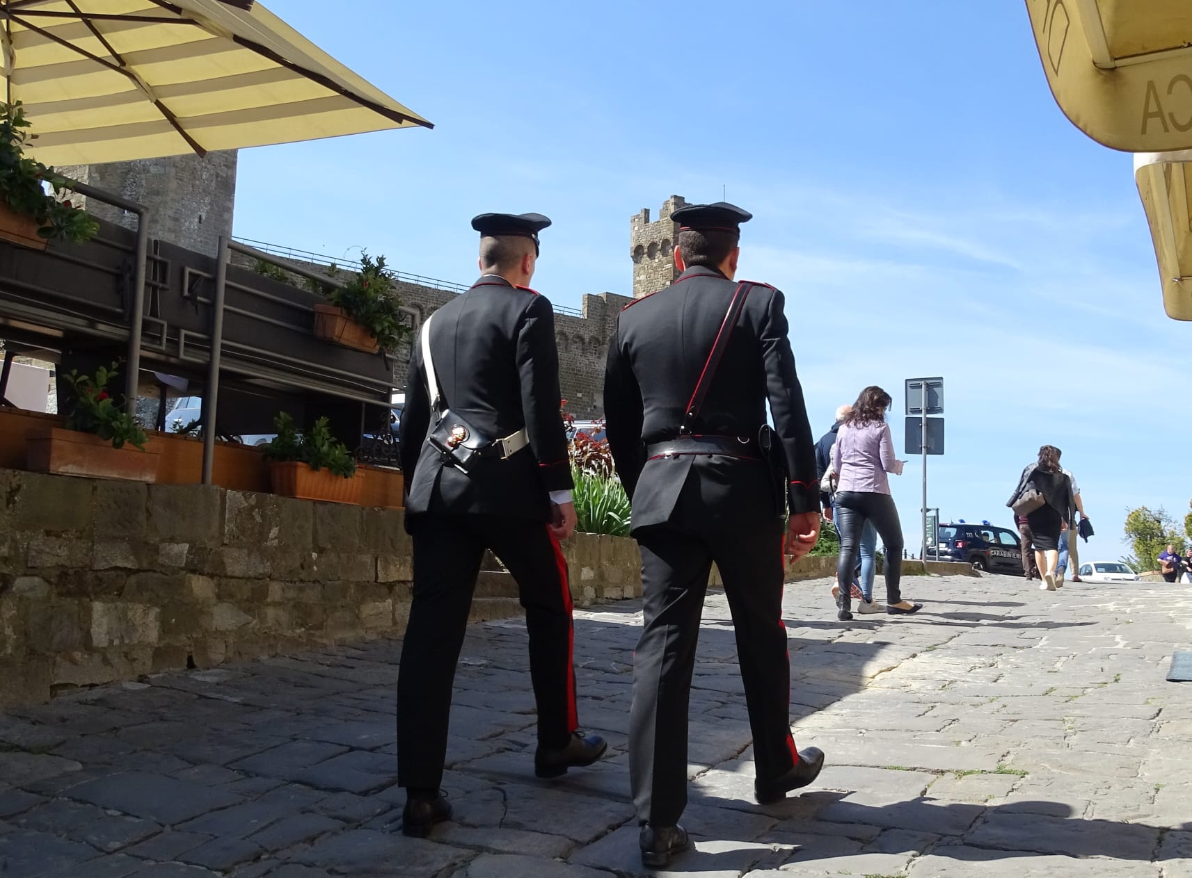 Lancia un sasso contro l’auto dell’ex marito, 55enne denunciata a Siliqua