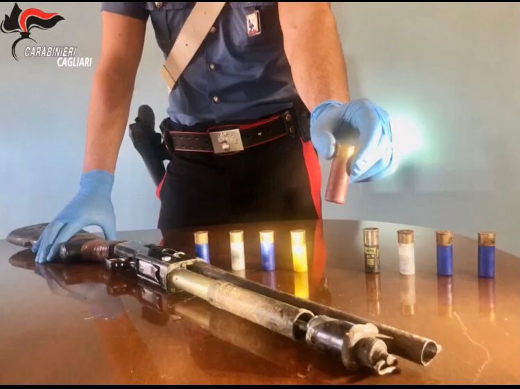 Sanluri, a 150 km/h sfugge a un posto di blocco, poi sperona i carabinieri: in auto un fucile e munizioni