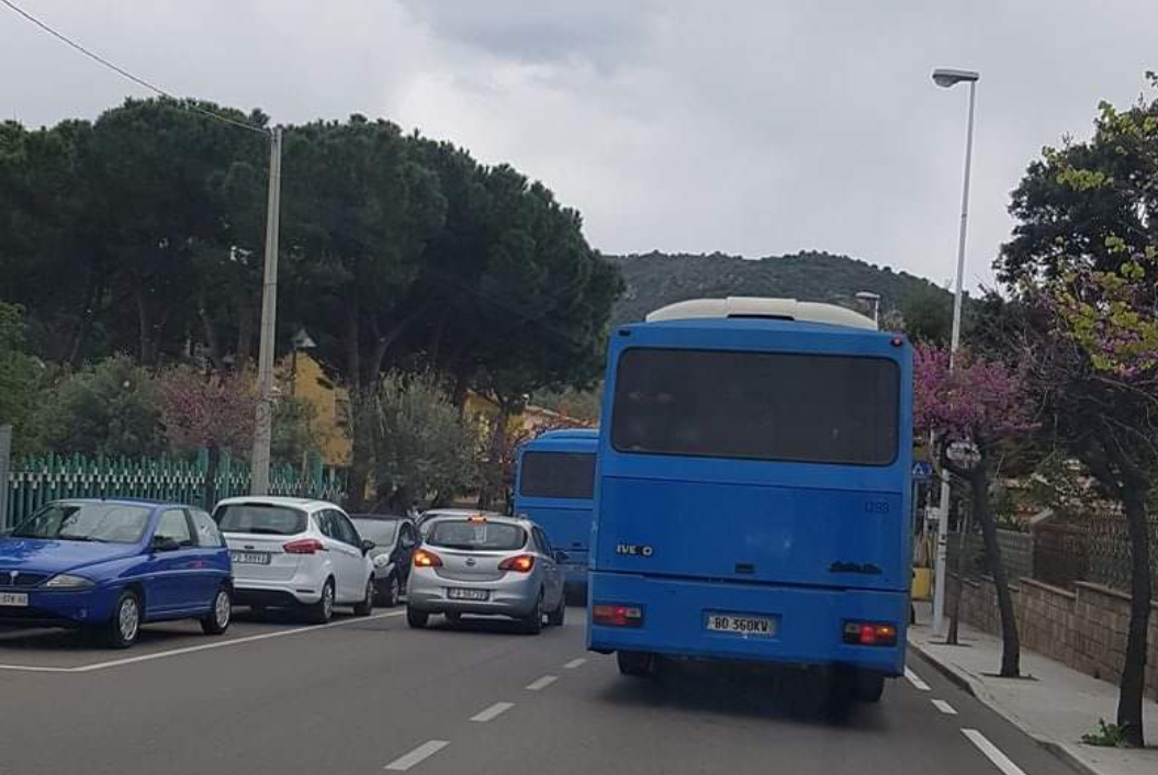 Caos Arst, il bus non arriva a Sarroch: “Paghiamo decine di euro per un servizio inesistente”