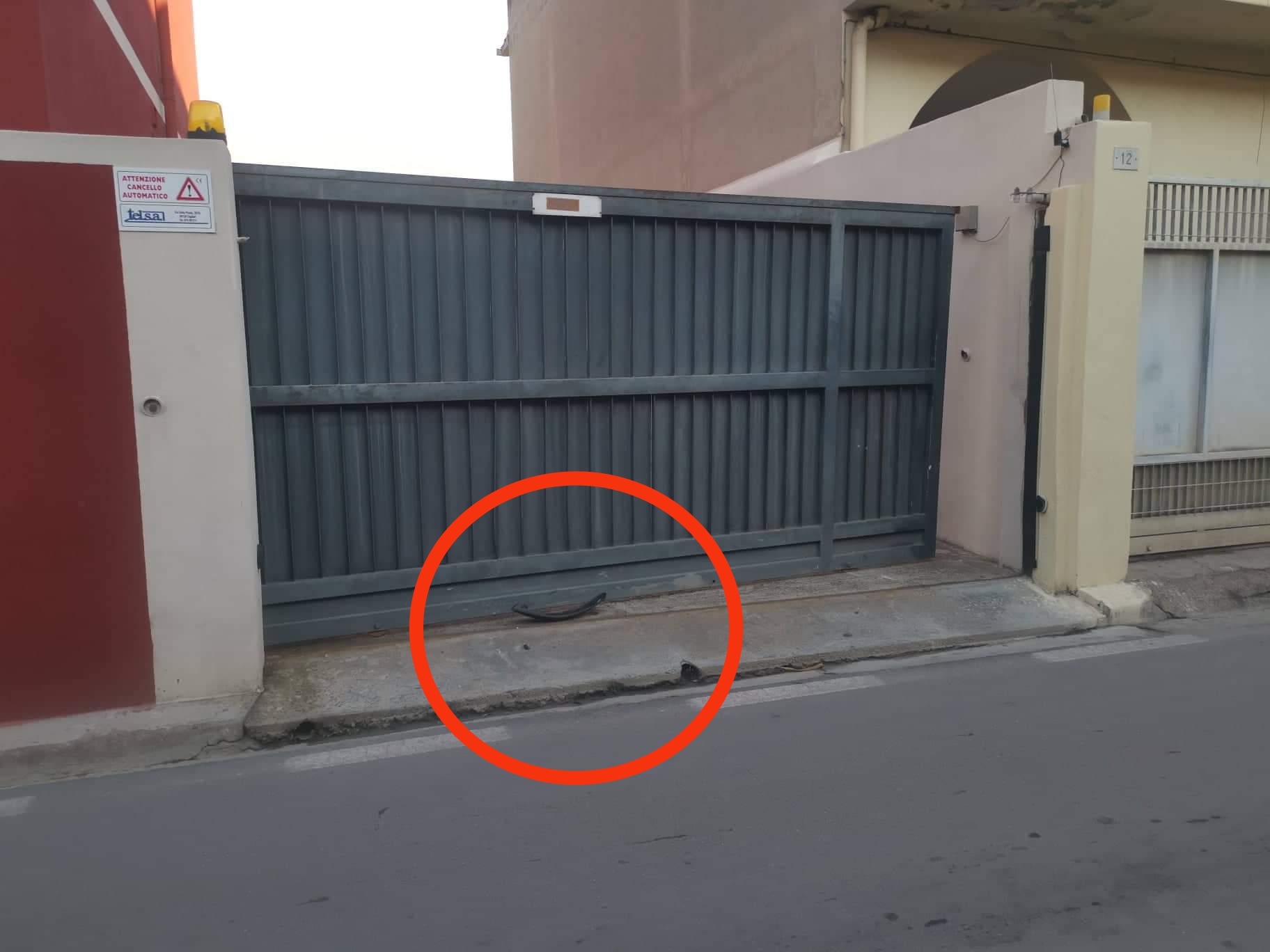 Selargius, auto si schianta contro un cancello: “Qui ci scapperà il morto, vogliamo i dissuasori”