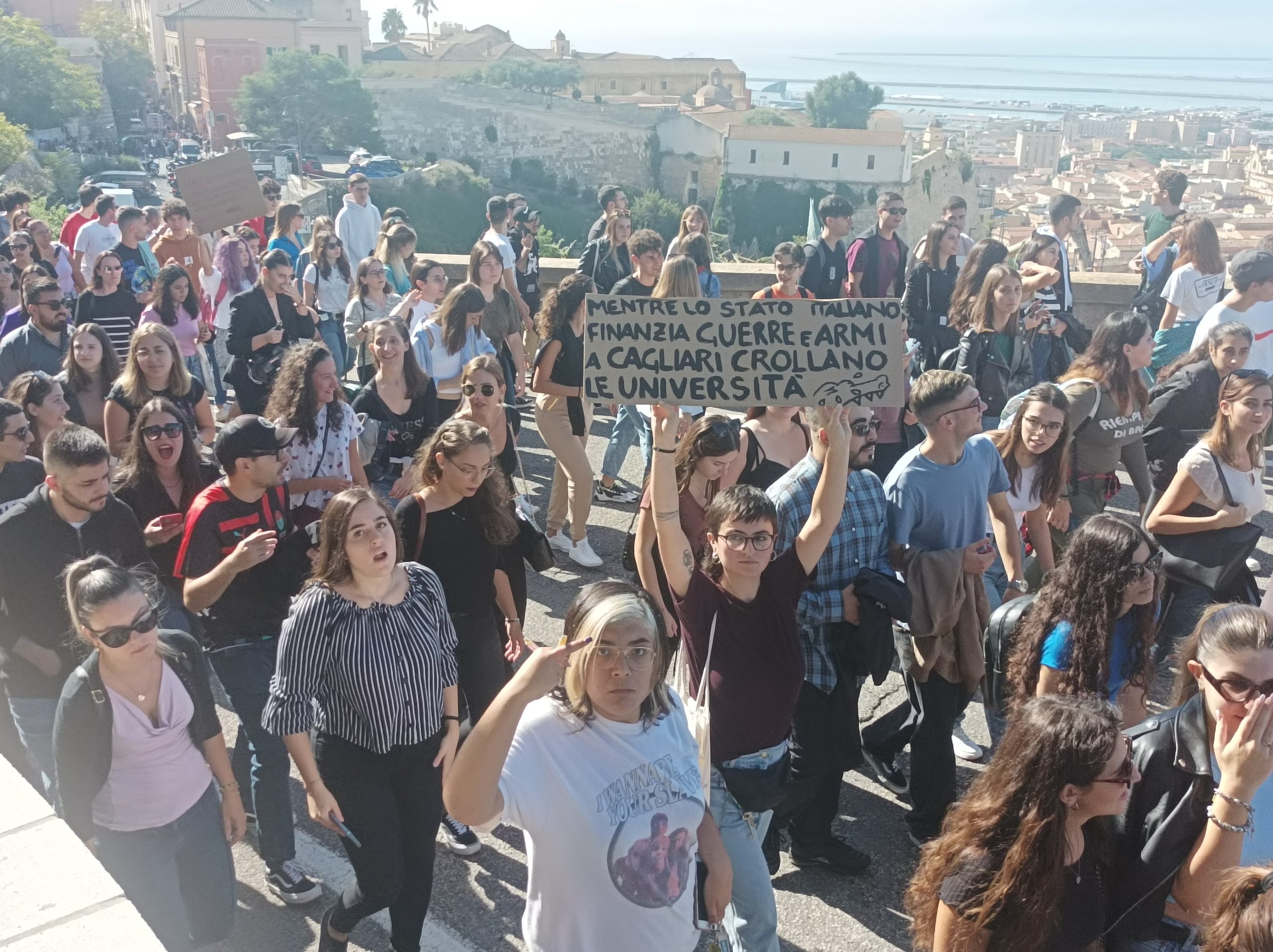 Dopo il crollo centinaia di studenti marciano su Cagliari: “A morire ci andate voi”