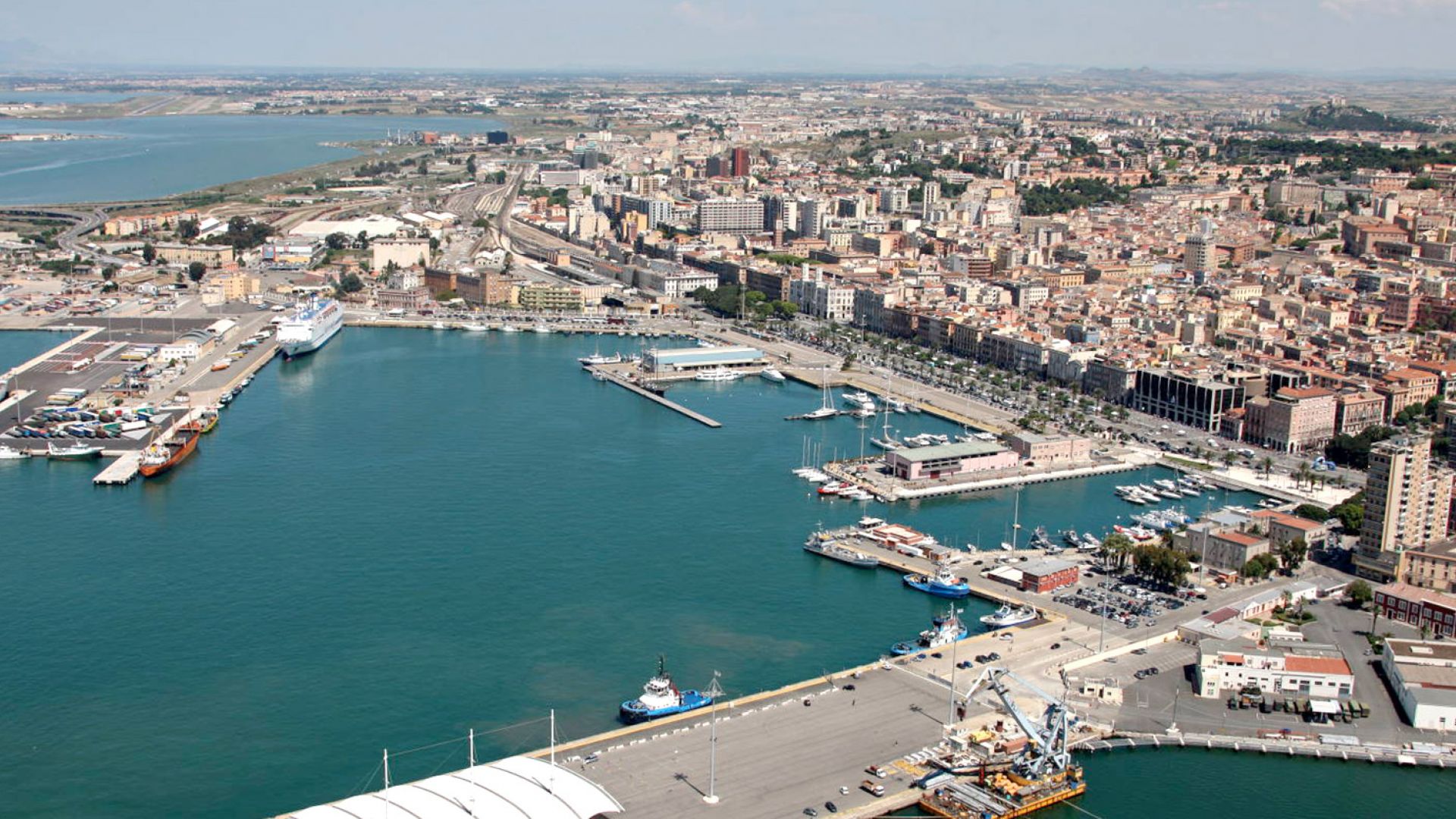Cagliari, operazione della Finanza: maxi sequestro di pellet illegale al porto