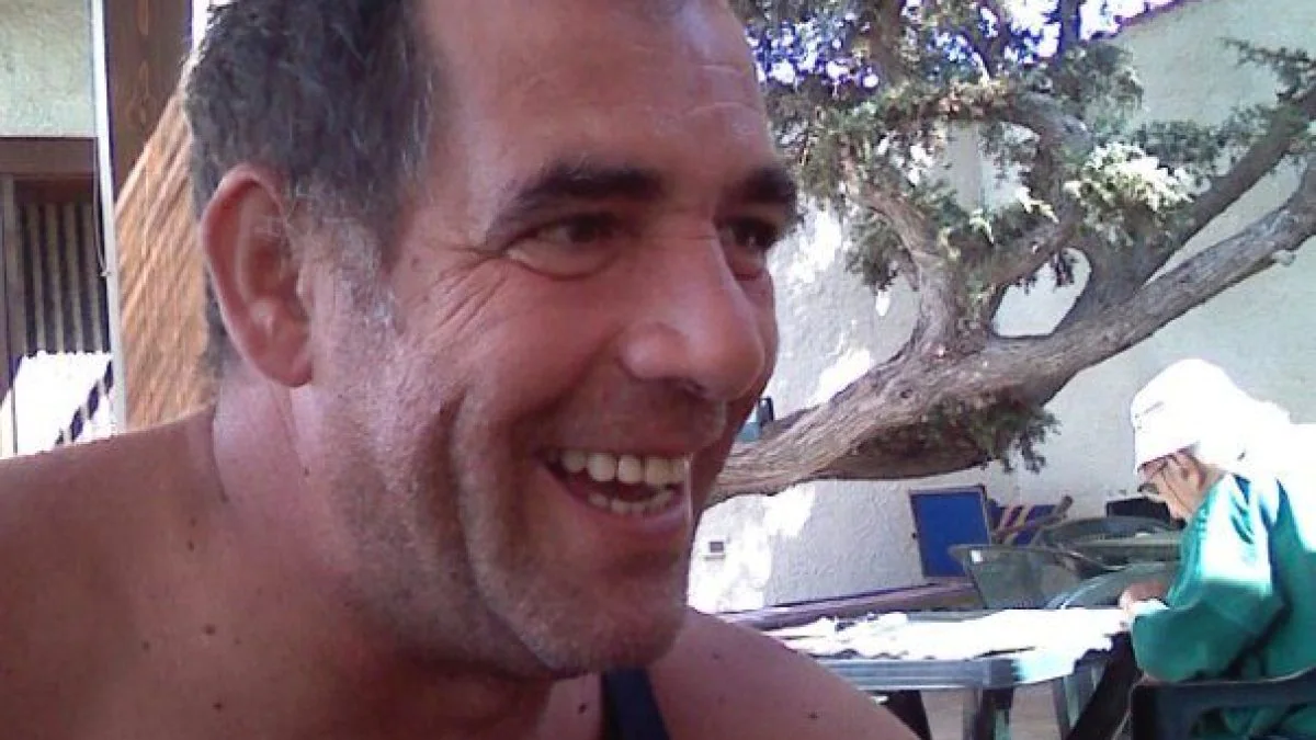 Barista sardo trovato morto con un coltello conficcato nella pancia, addio a Sebastiano Ibba