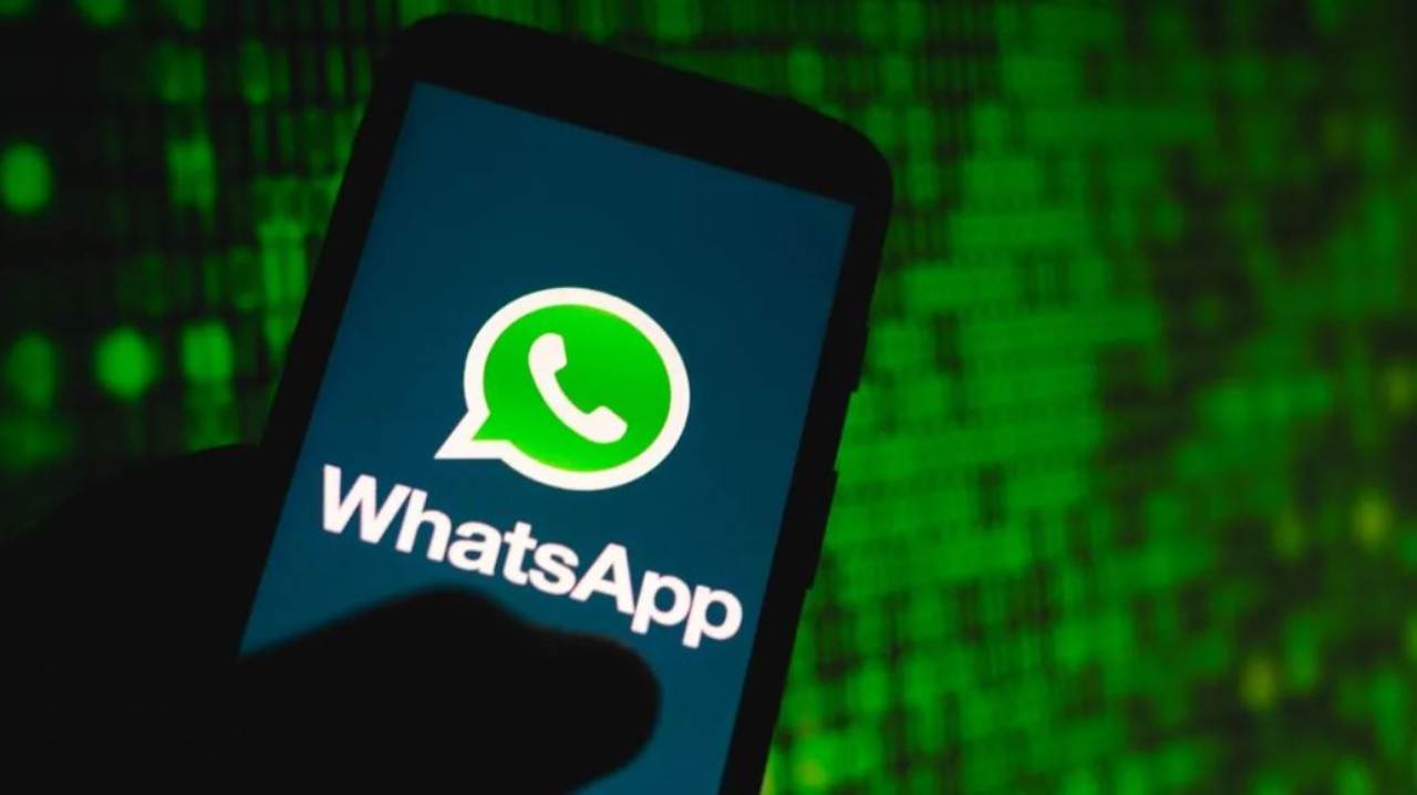 Il down di whatsapp scatena l’ironia social: “Fammi uno squillino se mi pensi”