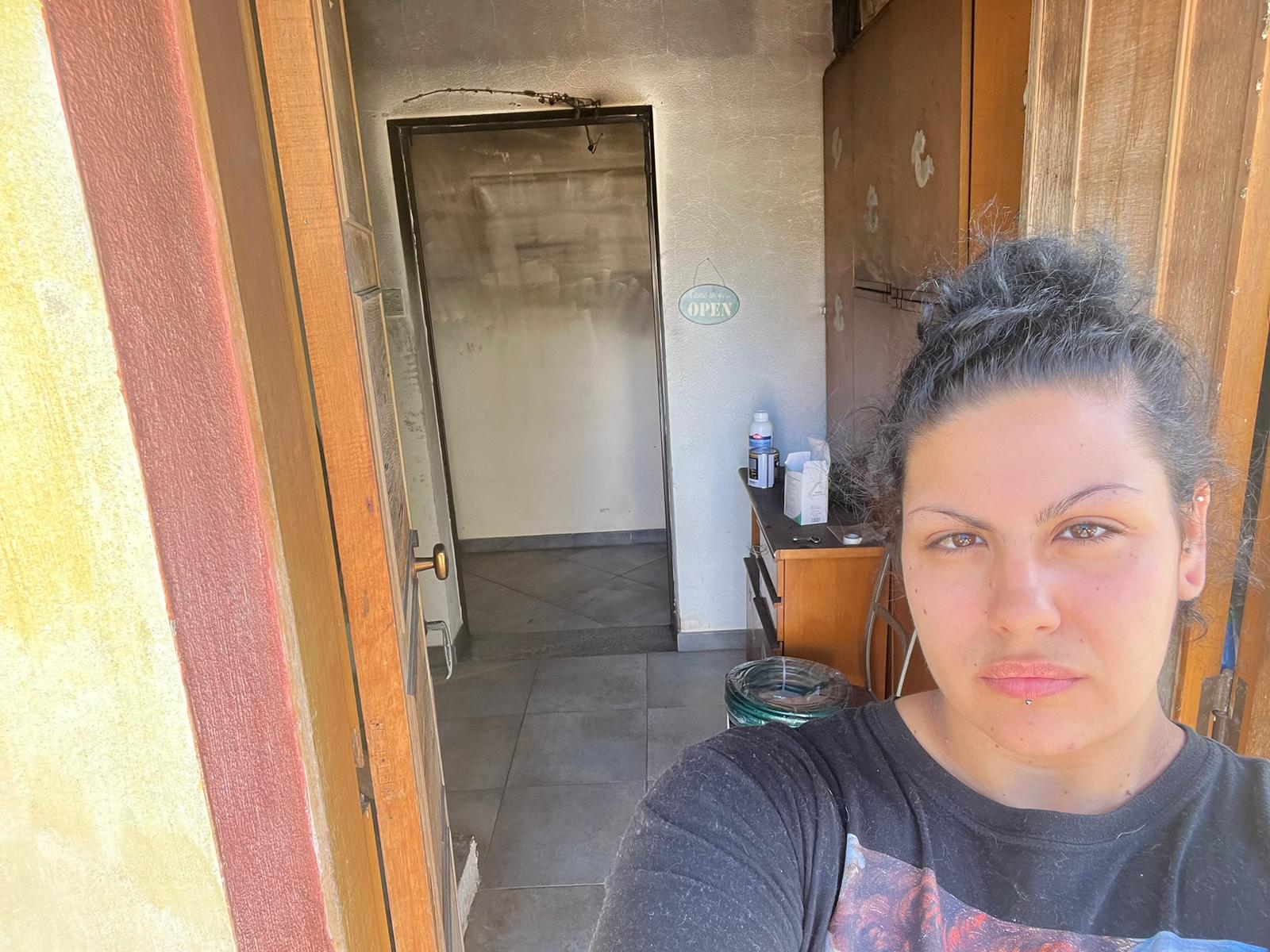 Licenziata dal bar, poi la casa distrutta dall’incendio a Quartu: “Aiutatemi a risollevarmi”