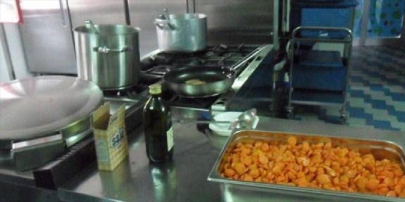 Caos nelle mense di Quartu, alunni senza piatti e bicchieri: “Dobbiamo mettergli il cibo sopra i tavolini?”