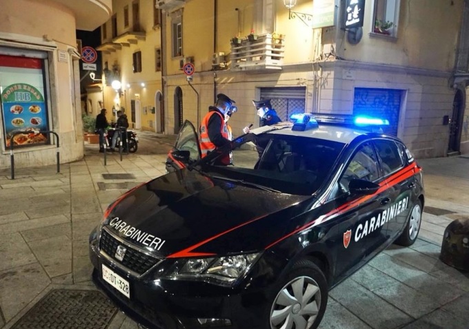 Sardegna, rubano un furgone e sfondano l’ingresso del market: banda di rapinatori in manette
