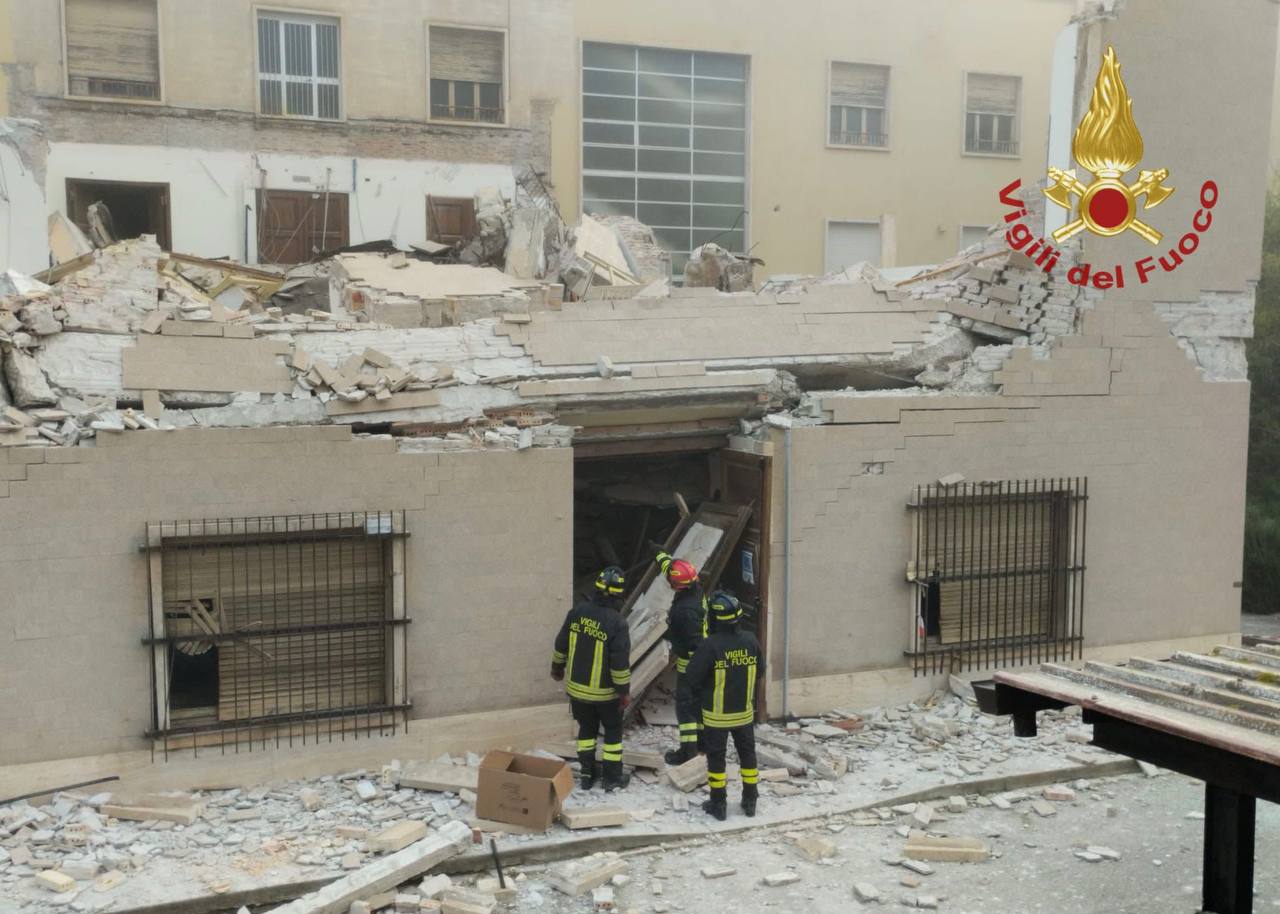 Crollo dell’aula magna subito dopo le lezioni: la Procura di Cagliari sequestra tutto l’edificio