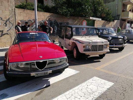 Monserrato, spettacolare raduno di auto d’epoca in via Riu Mortu: vecchi bolidi in vetrina
