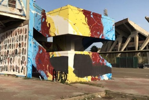 Insulti a Giulini e vernice nera, danneggiati 9 murales d’autore a Cagliari: “Sfregiata la Galleria del sale”