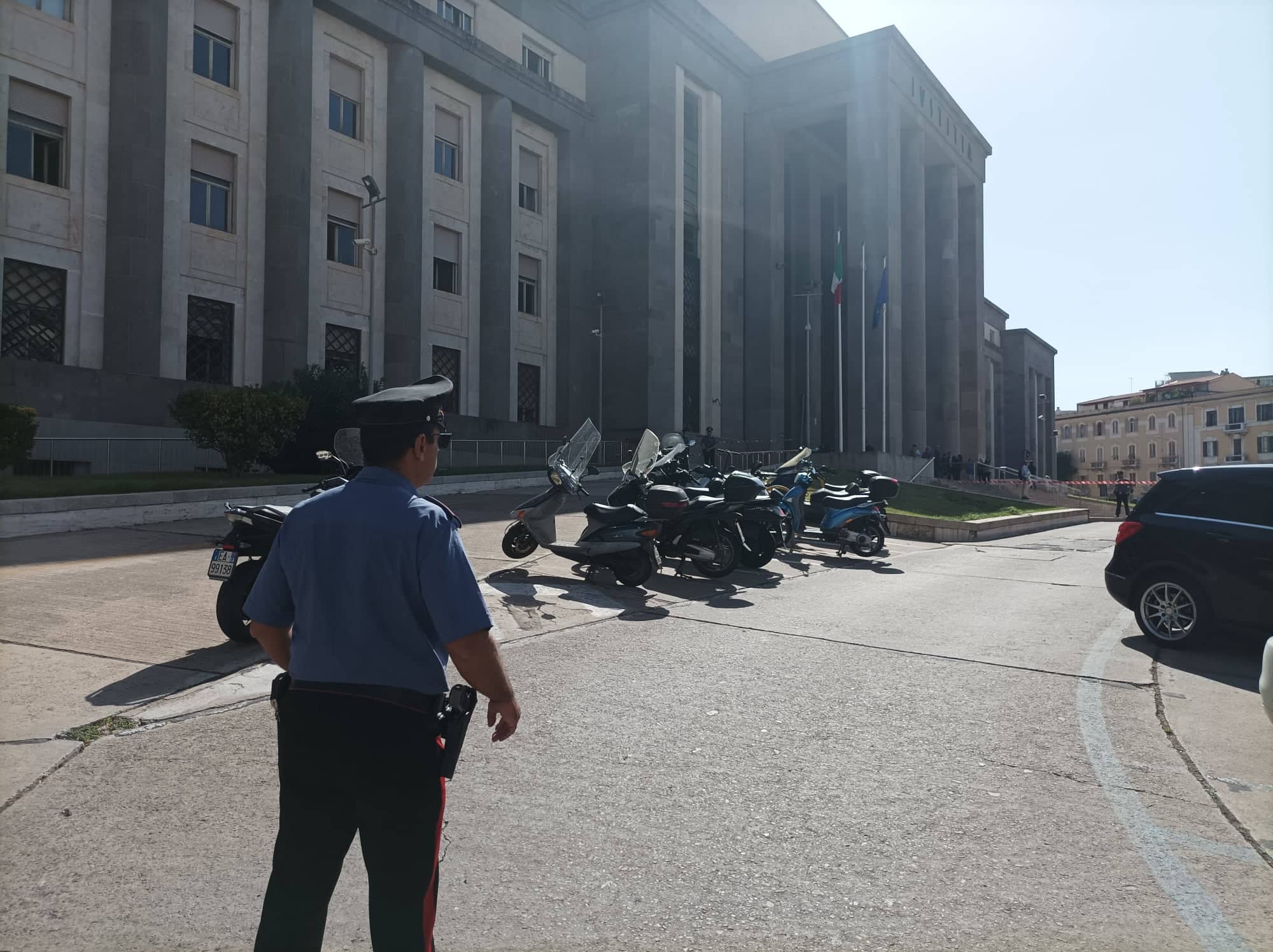 Cagliari, scatta l’allarme bomba per una valigia abbandonata davanti al tribunale