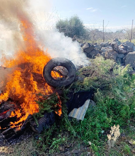Villamar, allevatore furbetto brucia 50 chili di rifiuti nelle campagne: scatta la denuncia