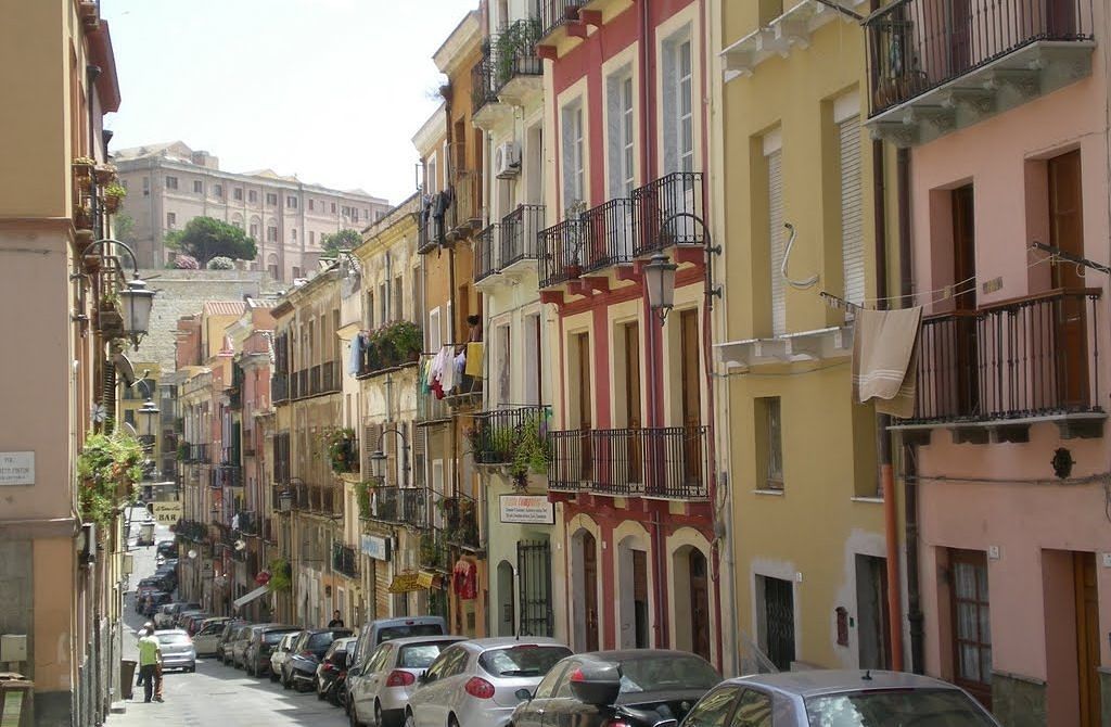 Cagliari, paura a Stampace: scippata una donna di 77 anni in via Azuni
