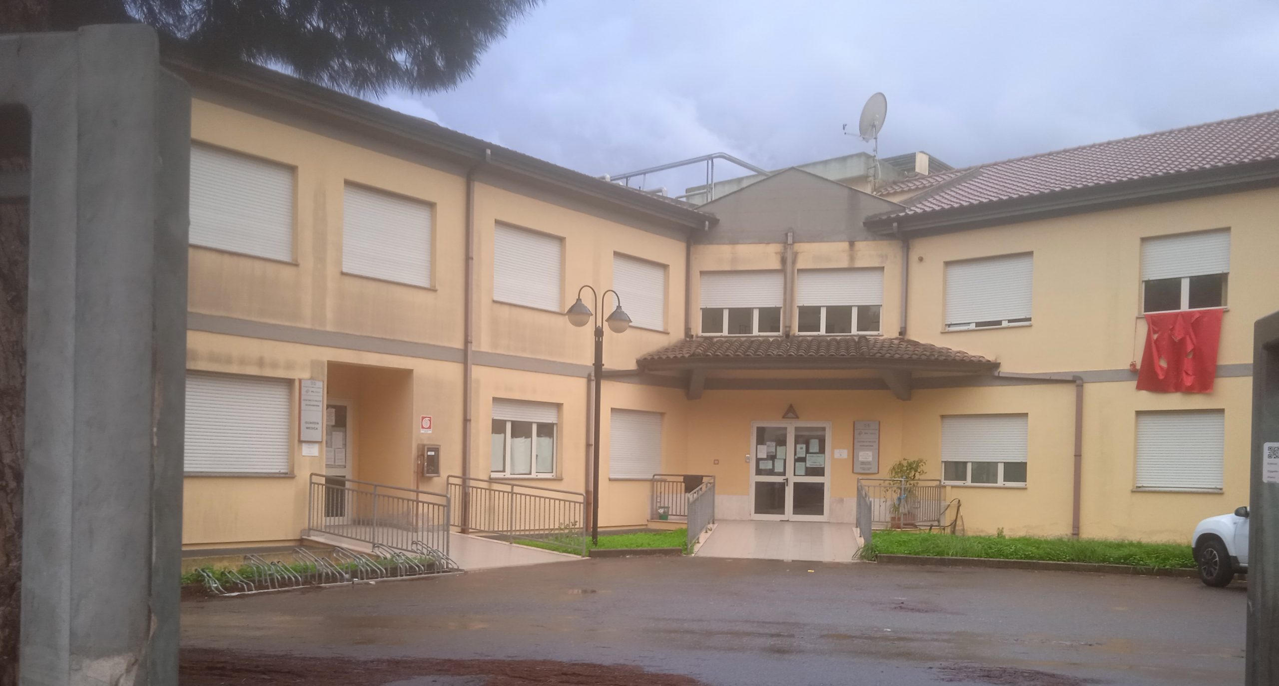 Serramanna senza medico di famiglia: fila al gelo e sotto la pioggia per i farmaci