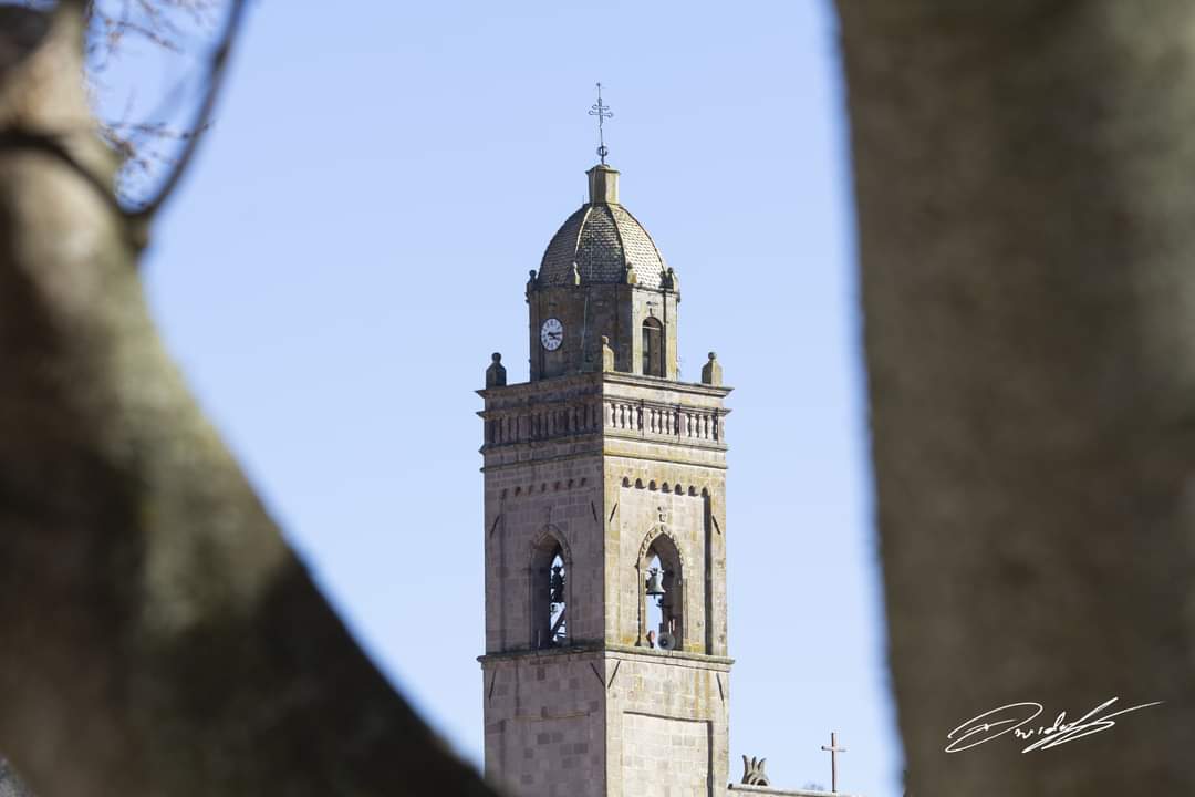Ula Tirso, la croce dello storico campanile rischia di crollare: tutta la chiesa transennata