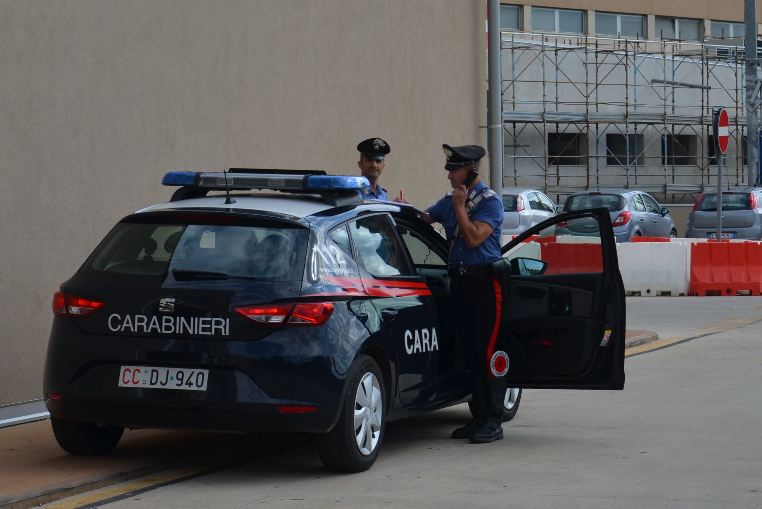 Cagliari, chiudono il figlio di 3 anni in auto e si allontanano: denunciati due pakistani