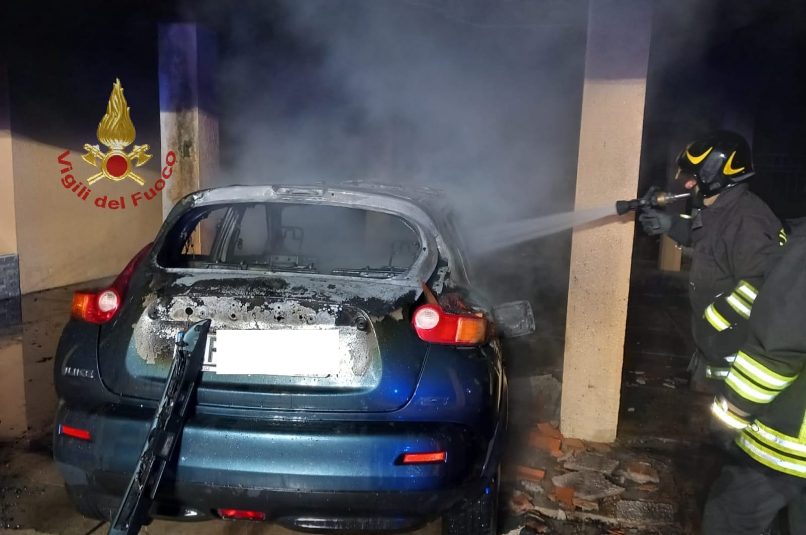 Assemini, auto in fiamme nella notte: vigili del fuoco al lavoro