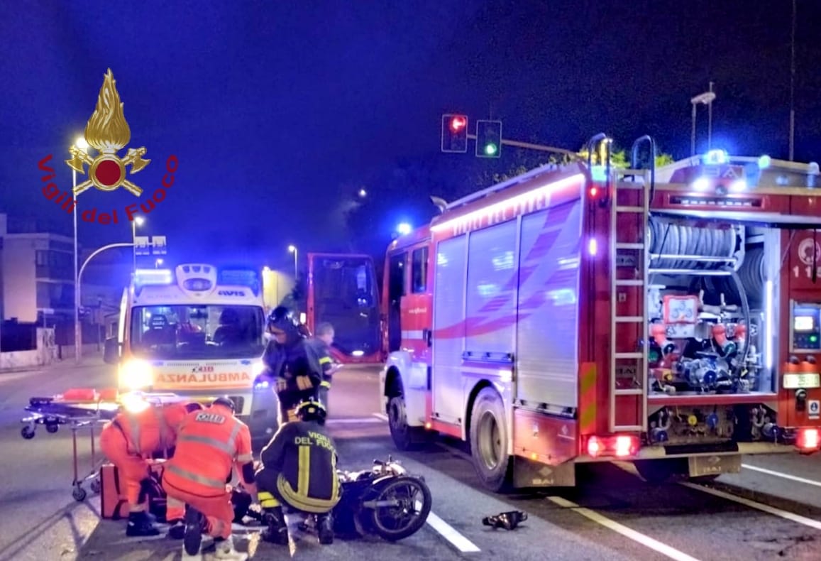 Cagliari, intrappolato dopo uno scontro con una gamba sotto la moto: 20enne in codice rosso