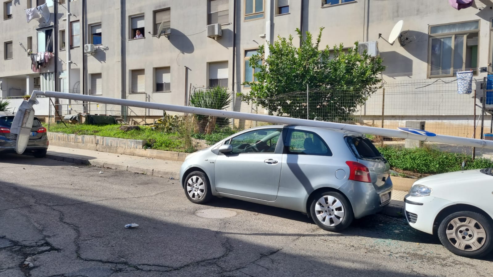 Incubo lampioni pericolanti, 5 crolli in un anno a Cagliari: “Colpa dei cani”