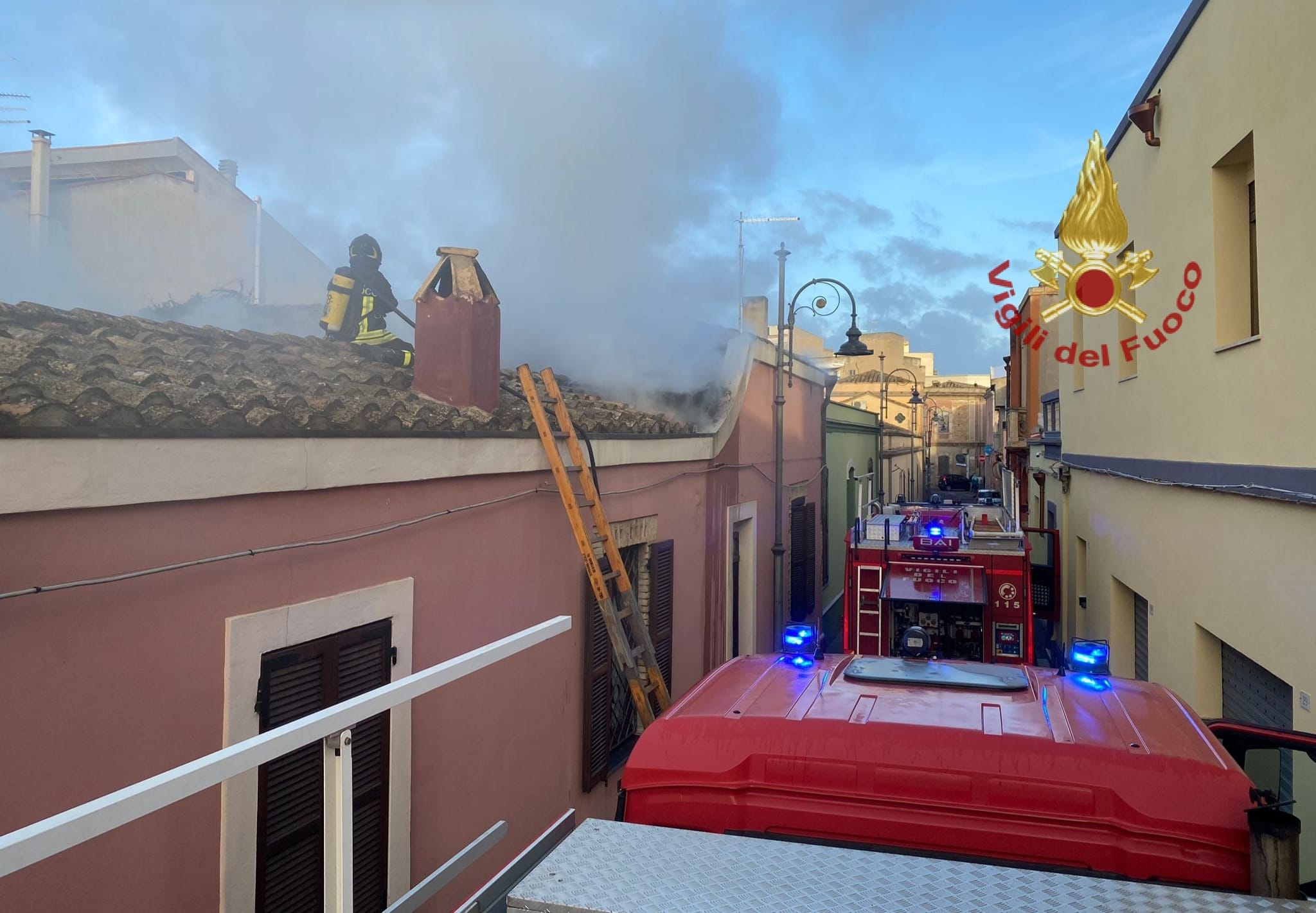Quartu, grosso incendio in una casa campidanese: anziana scappa in strada e si salva (VIDEO)