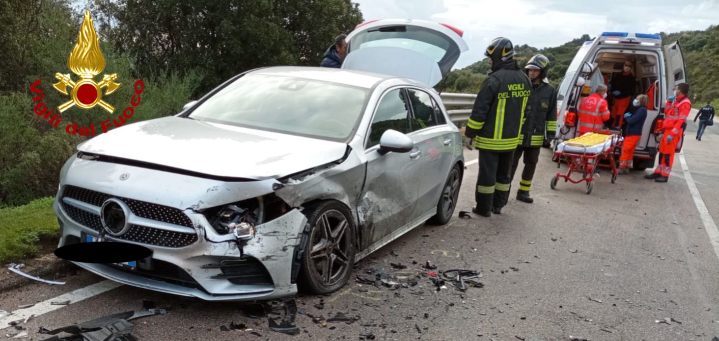 Pauroso schianto tra 3 auto a Lanusei, cinque feriti estratti dalle lamiere