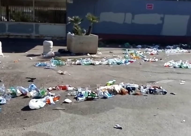 Cagliari, tappeto di rifiuti dopo la notte di Halloween alla Fiera: “Truzzu, non c’era nemmeno un cestino”