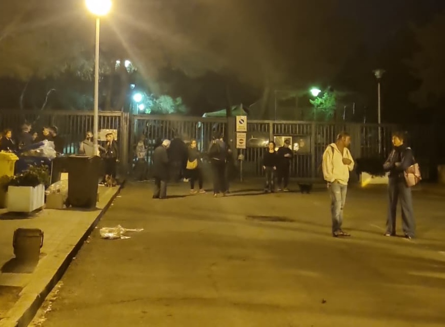 Cagliari, alba di battaglia attorno a Monte Urpinu: decine di cittadini presidiano i cancelli