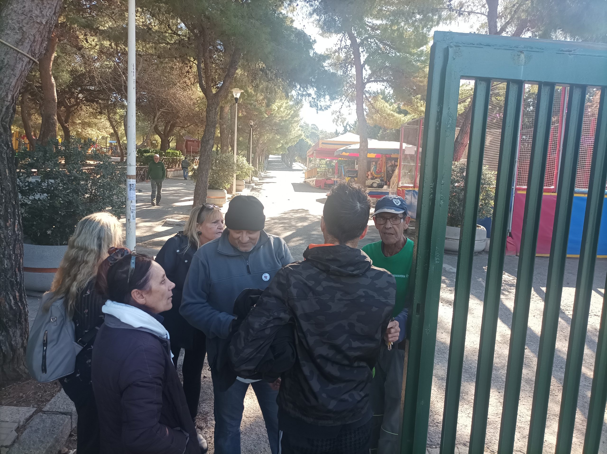 Cagliari, blitz dei manifestanti a Monte Urpinu: sale la tensione e arriva la polizia