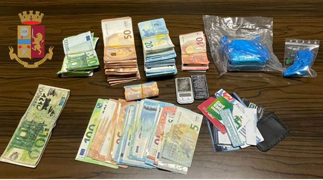 Domusnovas, in casa cocaina e 17 mila euro: 35enne in arresto