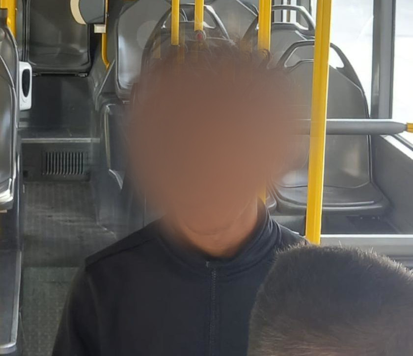 Scappa dall’ospedale a Cagliari, picchia gente sui bus anche a Quartu: “Attenti, è pericoloso”