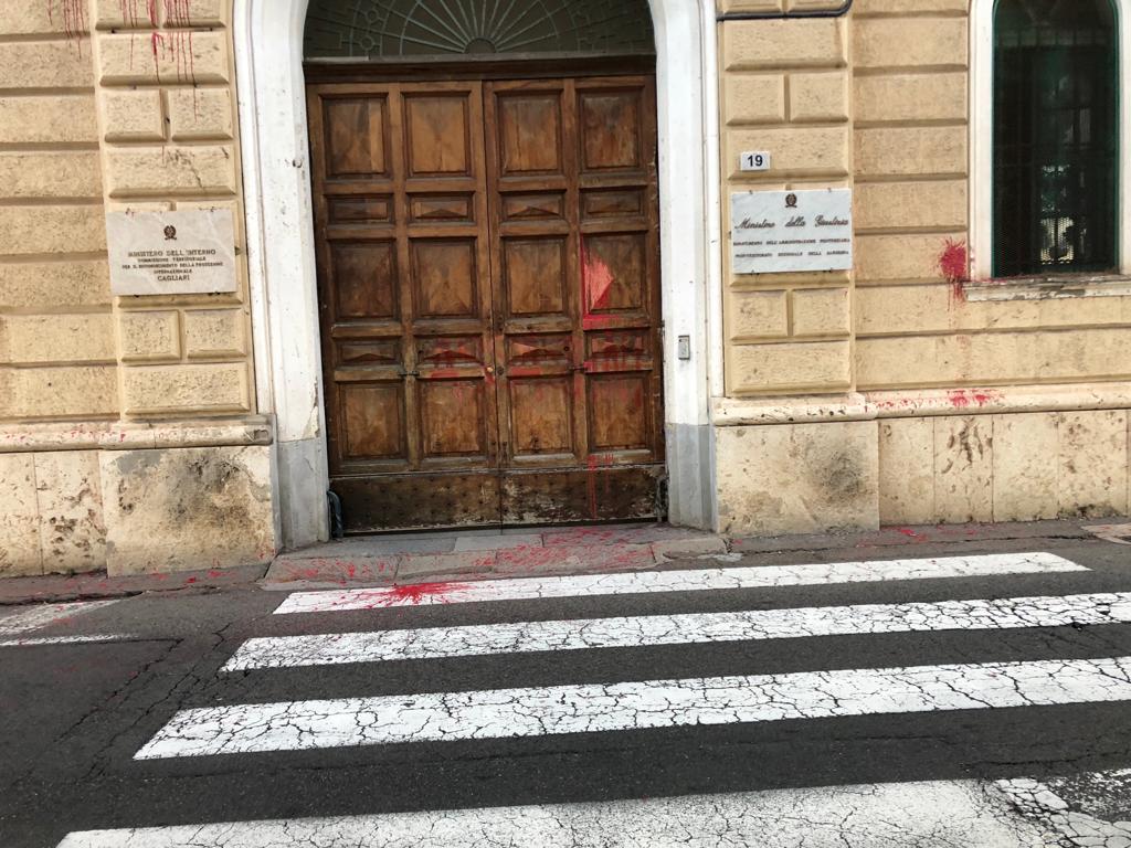 “Assassini”: vandali nella notte imbrattano la sede dell’amministrazione penitenziaria a Cagliari