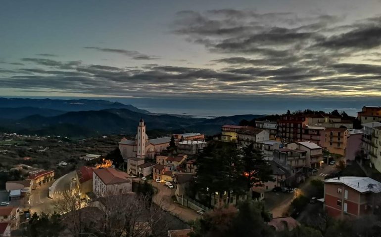 Dramma a Lanusei, muore schiacciato da una catasta di legna: addio a Lorenzo Cugusi