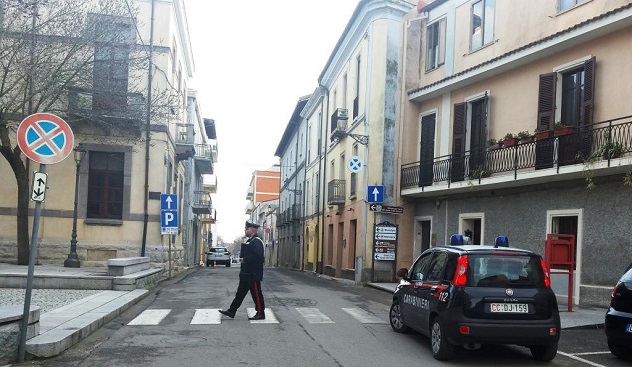 Isili, cerca di svaligiare un negozio ma viene beccato dai carabinieri: 53enne in manette