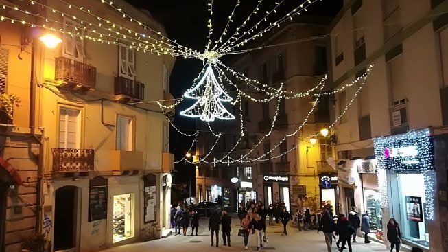 Natale a Cagliari, luminarie a tempo: saranno spente alle 22 per la crisi