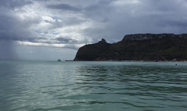 Meteo Casteddu, pioggia forte nel cuore della Sardegna e ombrelli aperti anche a Cagliari