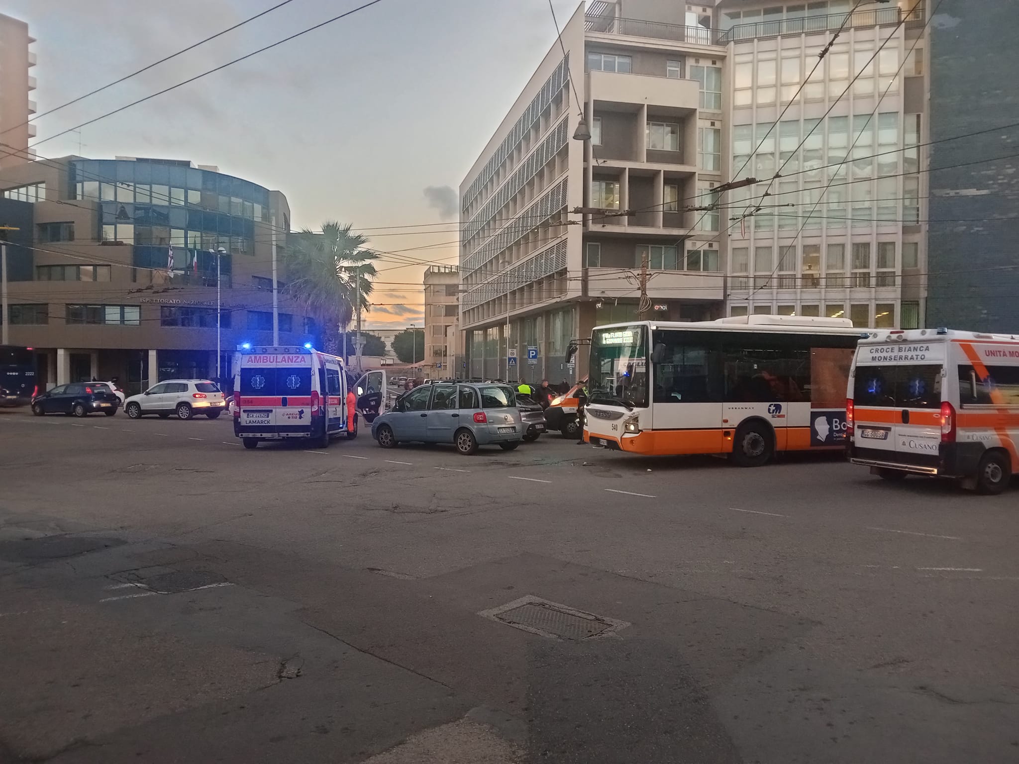 Cagliari, schianto auto-bus in piazza Amendola: 8 passeggeri feriti trasportati all’ospedale