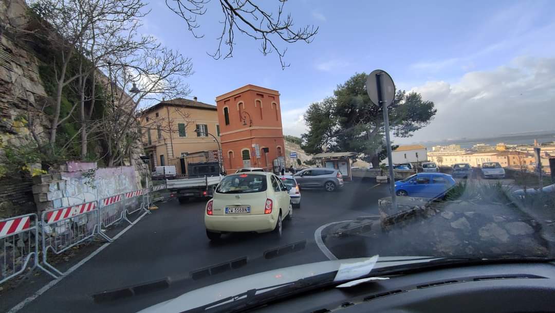 Cagliari, traffico nel caos in via Roma e a Castello: auto incolonnate e bus in ritardo