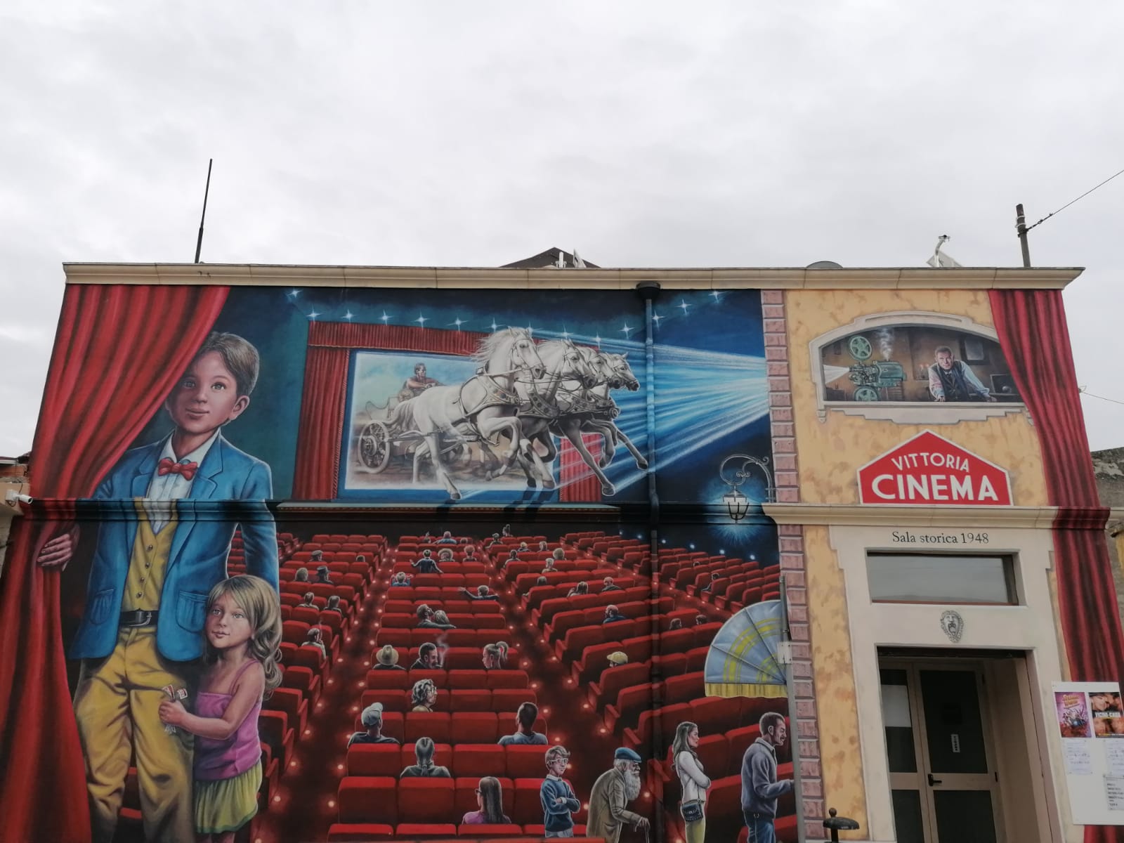 Uta, lo storico cinema Vittoria ospita 900 alunni: “Vedranno tanti film di Natale”