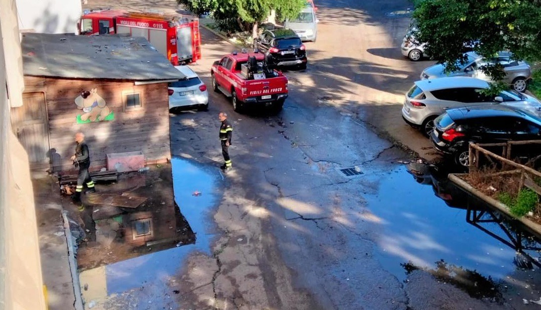 Cagliari, salta una fogna a Sant’Elia: via Schiavazzi invasa da liquami e puzza