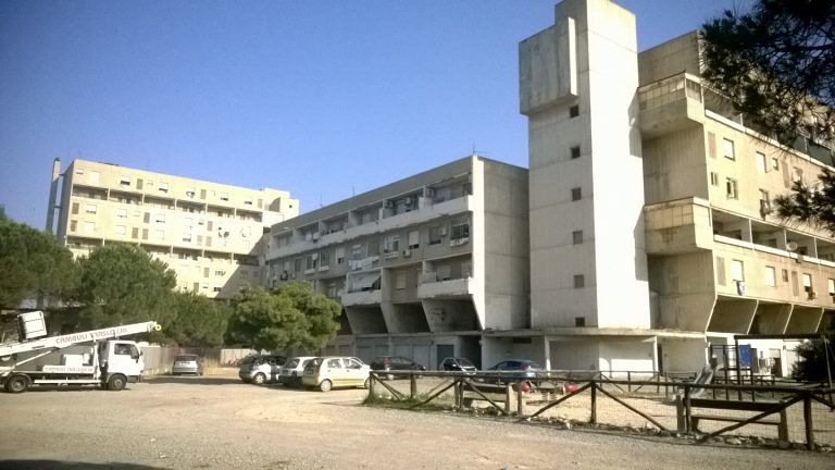 Cagliari, occupa un cortile a Sant’Elia con una casa abusiva da 25 anni: multa da 20 mila euro