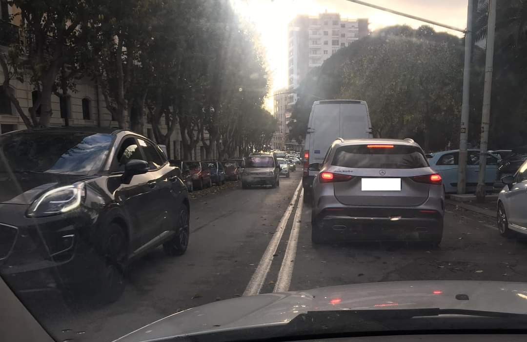 Cagliari, traffico nel caos e bus in ritardo: “Colpa dei lavori per la metropolitana”