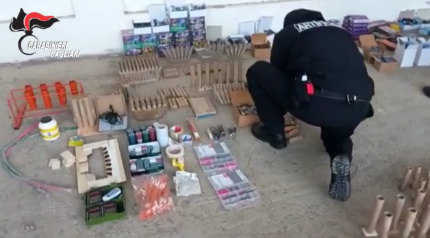 Sinnai, un laboratorio illegale di fuochi d’artificio in casa: arrestato 21enne cagliaritano