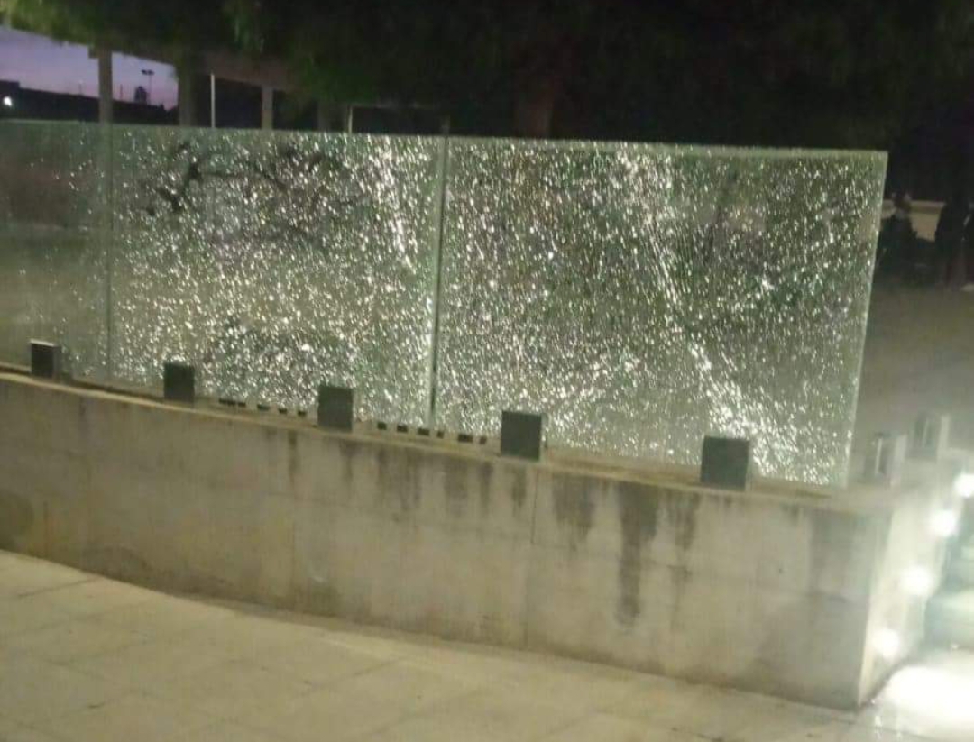 Pirri, vetri spaccati e lasciati sui prati: “Piazza delle Aquile in mano ai delinquenti”
