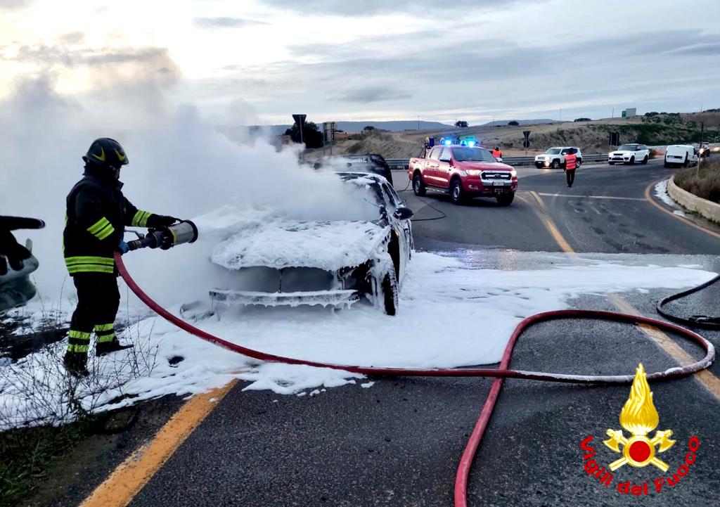 Paura a Ozieri, auto va fuoco sulla statale: in salvo due persone e due cani