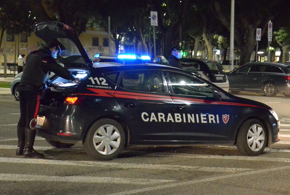 Cagliari, sfonda un’auto al Cep e poco dopo tenta di scippare una donna in piazza Giovanni XXIII: arrestato