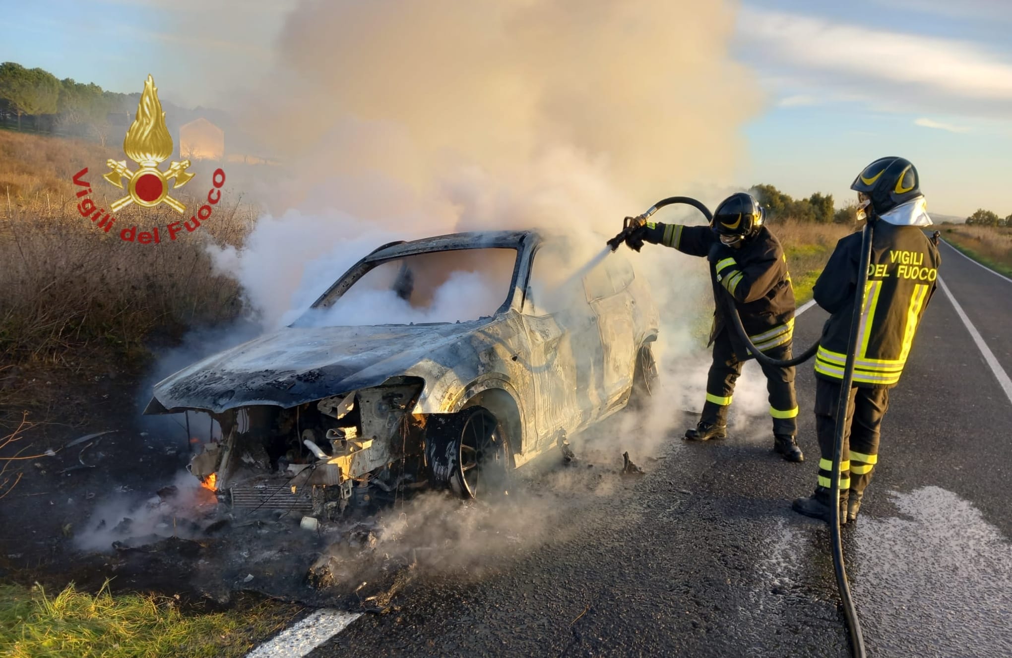 L’auto prende fuoco, a Ussana terrore a bordo: salvata la donna alla guida