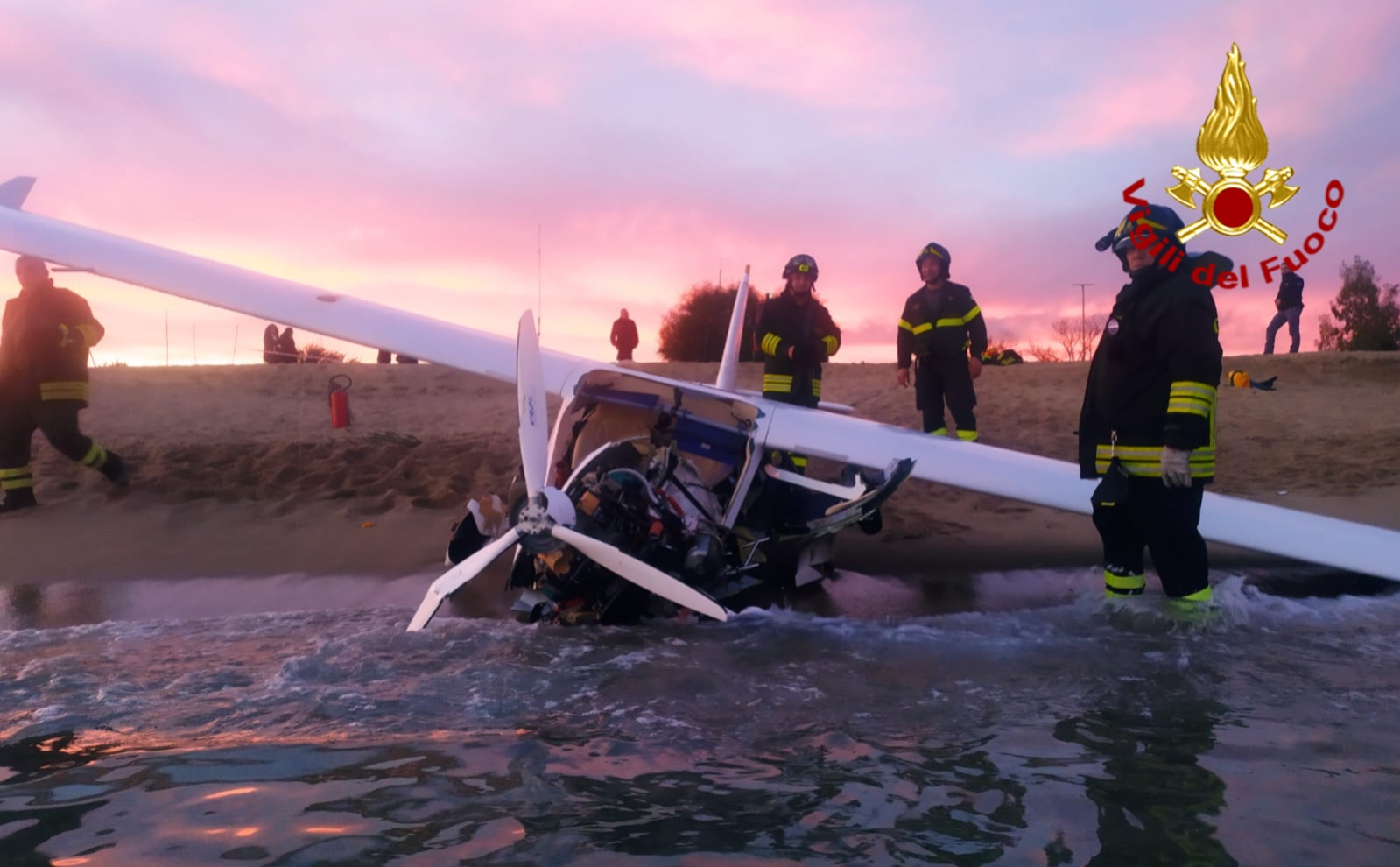 Tragedia sfiorata alla vigilia di Natale, ultraleggero precipita in mare a Tortolì dopo il decollo