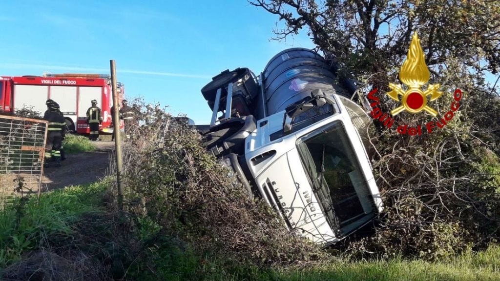 Fuori strada con la cisterna piena di latte, autotrasportatore vivo per miracolo sulla Provinciale 65
